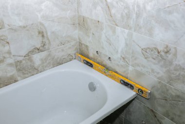 Banyo kurulumu. Ruh seviyesinde ölçüler. Dairede bakım onarımı var. Yenileme işlemi.