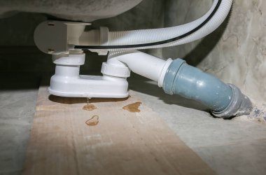 Banyo kurulumu. Tüp sızıntısı test ediliyor. Bir damla su. Dairede bakım onarımı var. Yenileme işlemi.