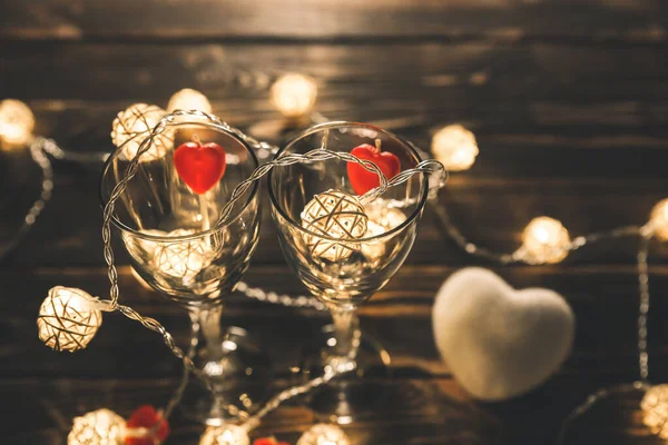 Romantische Weingläser Mit Herzen Zum Valentinstag Romantisches Date Und Abendessen — Stockfoto