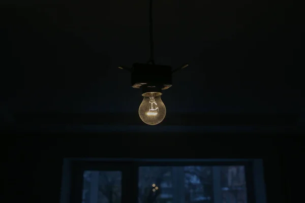 暗い部屋で電球の調光 改修メンテナンス修理は フラット内の屋内で動作します — ストック写真