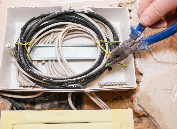 Trabajador Está Cortando Cables Con Alicates Hombre Línea Panel Eléctrico — Foto de Stock