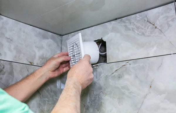 Hombre Está Instalando Ventilación Del Ventilador Del Baño Pared Proceso — Foto de Stock