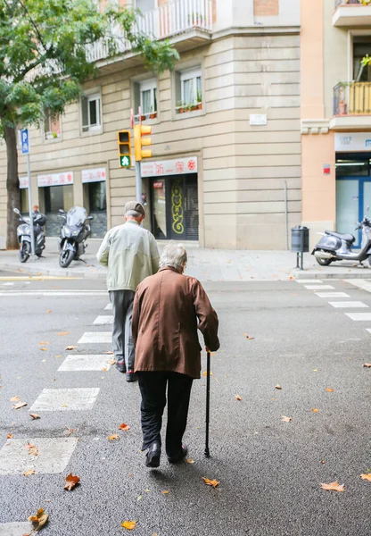 バルセロナ スペイン 2018年10月15日 バルセロナの交通信号で通りを横断するシニアカップル 杖を持つ老人と女 — ストック写真