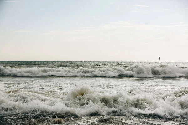 Deniz Dalgalarında Köpüklü Şamandıra Boş Kumsal Yaz Tatili Seyahatleri Fırtınalı — Stok fotoğraf