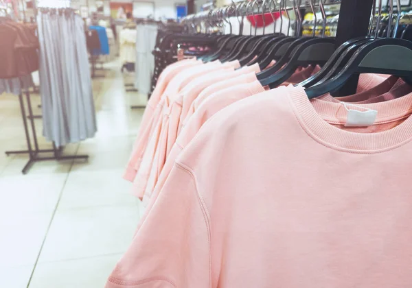 Tシャツ付きの衣料品店 ショッピングの日と販売 — ストック写真