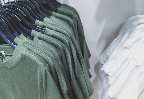 Tシャツ付きの衣料品店 ショッピングの日と販売 — ストック写真