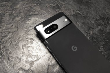 LVIV, UKRAINE - 20 Haziran 2023: Modern akıllı telefon Google Pixel 7 Obsidian