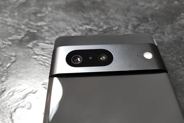 LVIV, UKRAINE - 20 Haziran 2023: Modern akıllı telefon Google Pixel 7 Obsidian