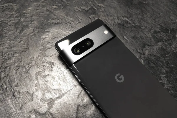 Lviv Ucrania Junio 2023 Smartphone Moderno Google Pixel Obsidiana Sobre Imagen De Stock