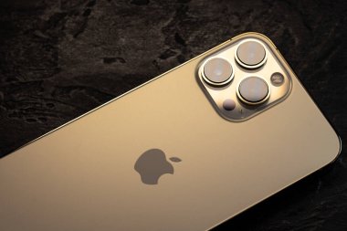 KYIV, UKRAINE - 20 Ekim 2023: Modern akıllı telefon Apple iPhone 15 Siyah zemin üzerine Pro.