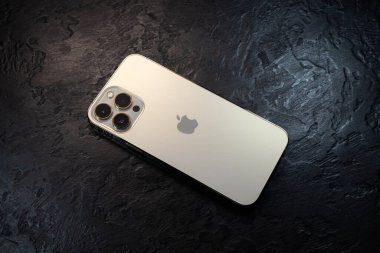 KYIV, UKRAINE - 20 Ekim 2023: Modern akıllı telefon Apple iPhone 15 Siyah zemin üzerine Pro.