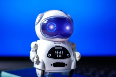 Sanal ekran çevrimiçi sisteminde gerçek bir robot. Dijital Chatbot, sohbet GPT, sohbet asistanı, yapay zeka konsepti. Geleceğin teknolojisi. Geliştirme için iş yardımcısı.