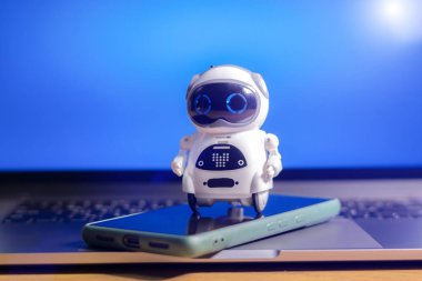 Sanal ekran çevrimiçi sisteminde gerçek bir robot. Dijital Chatbot, sohbet GPT, sohbet asistanı, yapay zeka konsepti. Geleceğin teknolojisi. Geliştirme için iş yardımcısı.