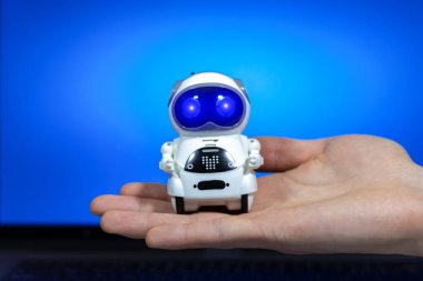 İnsanın elindeki çok küçük bir robot. İş geliştirme uygulaması.