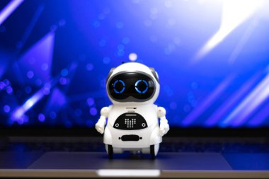 Sanal ekran çevrimiçi sisteminde gerçek bir robot. Dijital Chatbot, sohbet GPT, sohbet asistanı, yapay zeka konsepti. Geleceğin teknolojisi. Geliştirme için iş yardımcısı.