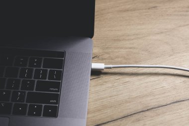 Bilgisayarı hızlı şarj etmek için USB tip C Port Kablosu. Fotoğrafı kapat..