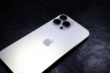 KYIV, UKRAINE - 20 Ekim 2023: Modern akıllı telefon Apple iPhone 15 Siyah zemin üzerine Pro.