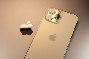 KYIV, UKRAINE - 20 Ekim 2023: Modern akıllı telefon Apple iPhone 15 Pro ve Apple Macbook Pro laptop. Cupertino teknoloji aletleri. Marka logosu adı.