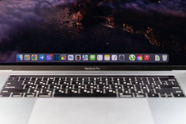 KYIV, UKRAINE - 03 Ekim 2023: Apple Macbook Pro 15 inç dizüstü bilgisayar.