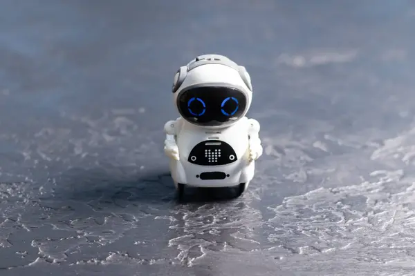 黒いテーブルの上の本物の白い小さなロボット 未来の未来技術について 開発のためのビジネスヘルパー — ストック写真