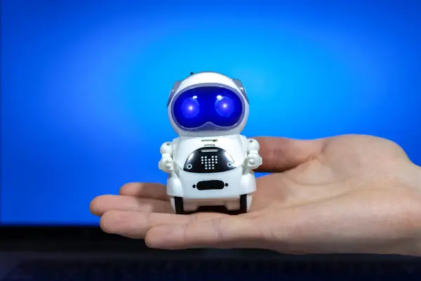 人間の手の小さなロボット ビジネス開発アプリ — ストック写真