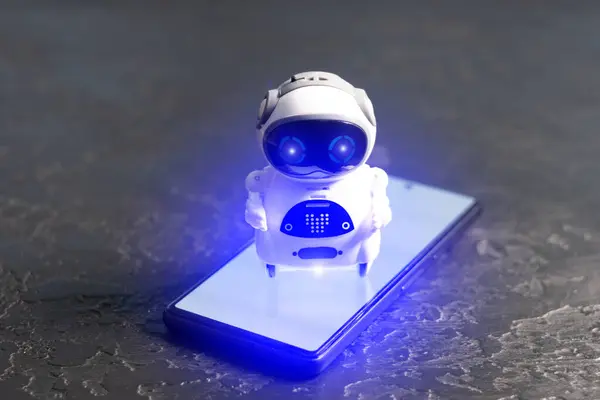 ホワイトバックグラウンドのスマートフォンで実質の小さなロボット 未来の未来技術について 開発のためのビジネスヘルパー オンラインヘルパー チャットボット — ストック写真