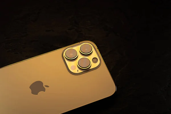 KYIV, UKRAINE - 20 Ekim 2023: Modern akıllı telefon Apple iPhone 15 Siyah zemin üzerine Pro.