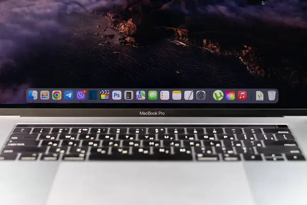 KYIV, UKRAINE - 03 Ekim 2023: Apple Macbook Pro 15 inç dizüstü bilgisayar.
