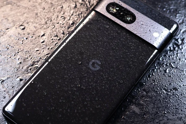 Kyiv Ucrania Octubre 2023 Smartphone Moderno Google Pixel Con Gotas Fotos De Stock Sin Royalties Gratis