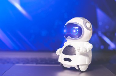 Sanal ekran çevrimiçi sisteminde gerçek bir robot. Dijital Chatbot, Sohbet Asistanı, Yapay Zeka Konsepti. Geleceğin teknolojisi. Geliştirme için iş yardımcısı.