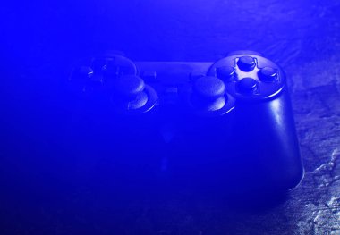 Bilgisayar oyunları oynamak için Black Gamepad. Siyah arkaplanda uzanan Joystick.