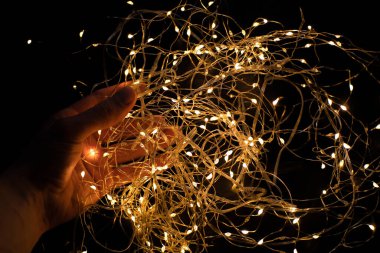 Güzel, parlak çelenkler erkeklerin ellerinde.