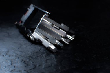 Farklı türde büyü tuşları. Bakım işleri için çalışan araçlar.