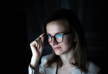 Gözlüklü iş kadını bilgisayarda ya da laptopta çalışıyor. Sosyal medya etkileyicisi içerik yaratıyor. Programcı ya da tasarımcı işi. Pazarlama ve borsa.