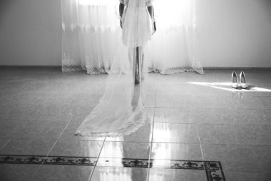 Dantel peçeli güzel gelin odada yürüyor. Düğün fotoğrafı..