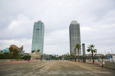 BARCELONA, İspanya - 15 Ekim 2018 Barcelona 'daki modern İspanyol sokakları. Arabalar ve palmiye ağaçları. Su havuzu çeşmesi. Gökdelen yüksek binası.