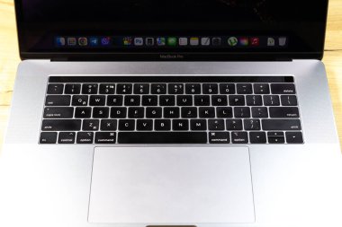 KYIV, UKRAINE - 03 Ekim 2023: Apple Macbook Pro 15 inç dizüstü bilgisayar.