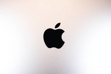 KYIV, UKRAINE - 03 Ekim 2023: Fırçalanmış gri alüminyum arka planda Kara Elma logosu.