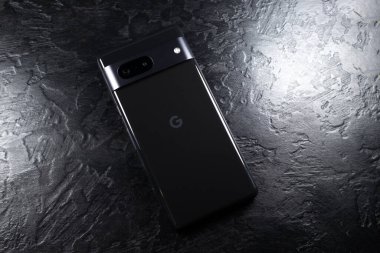 KYIV, UKRAINE - 03 Ekim 2023: Modern akıllı telefon Google Pikseli siyah arkaplan.