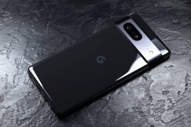 KYIV, UKRAINE - 03 Ekim 2023: Modern akıllı telefon Google Pikseli siyah arkaplan.