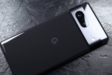 KYIV, UKRAINE - 03 Ekim 2023: Modern akıllı telefon Google Pikseli siyah arkaplan.