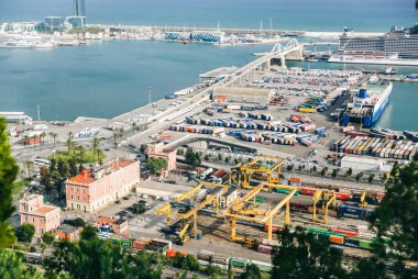 BARCELONA, İspanya - 15 Ekim 2018: Montjuic kalesinden Barcelona limanına bakın. Şehirde gemileri olan liman..
