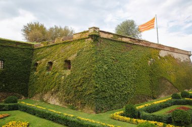 BARCELONA, İspanya - 15 Ekim 2018 Barcelona Montjuic kalesinde sarmaşık içinde güzel duvarlar. Turist seyahat konsepti. İnanılmaz İspanyol mimarisi..