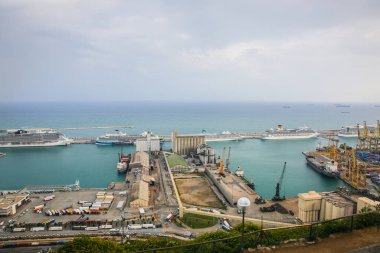 BARCELONA, İspanya - 15 Ekim 2018 Barcelona limanının güzel manzarası. Montjuic dağının yeşil tepeleri. Arka planda sanayi gemileri.