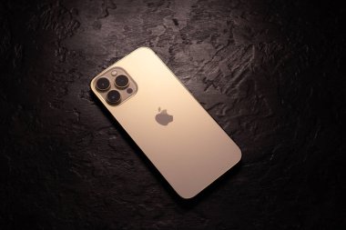 KYIV, UKRAINE - 20 Ekim 2023: Modern akıllı telefon Apple iPhone 15 Siyah zemin üzerine Pro.