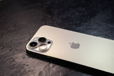 KYIV, UKRAINE - 20 Ekim 2023: Modern akıllı telefon Apple iPhone 15 Siyah zemin üzerine Pro.