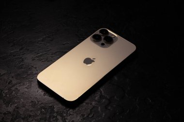 KYIV, UKRAINE - 20 Ekim 2023: Modern akıllı telefon Apple iPhone 15 Siyah zemin üzerine Pro.