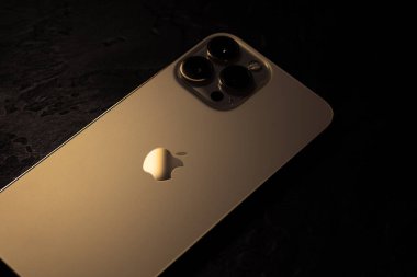 KYIV, UKRAINE - 20 Ekim 2023: Modern akıllı telefon Apple iPhone 15 Siyah zemin üzerine Pro.