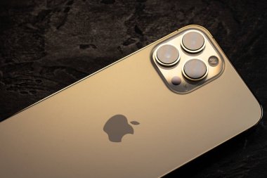 KYIV, UKRAINE - 20 Ekim 2023: Modern akıllı telefon Apple iPhone 15 Siyah zemin üzerine Pro.