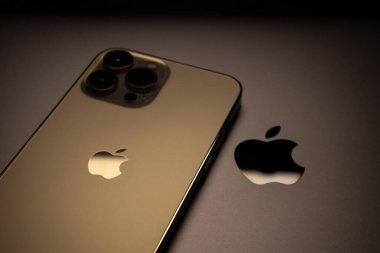 KYIV, UKRAINE - 20 Ekim 2023: Modern akıllı telefon Apple iPhone 15 Pro ve Apple Macbook Pro laptop. Cupertino teknoloji aletleri. Marka logosu adı.